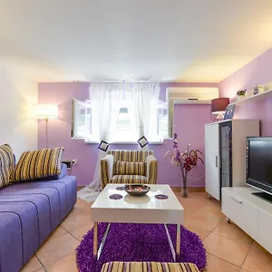 Apartment Mirana With Garden And Free Parking, Zadar